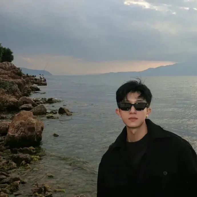 海边墨镜冷酷男生头像
