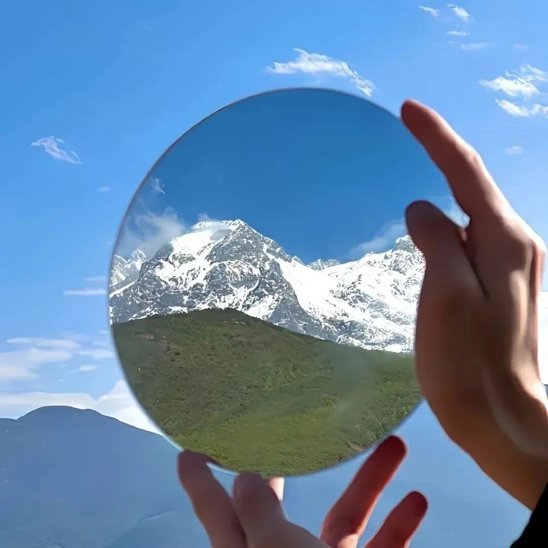意境蓝色高山镜子朋友圈背景图