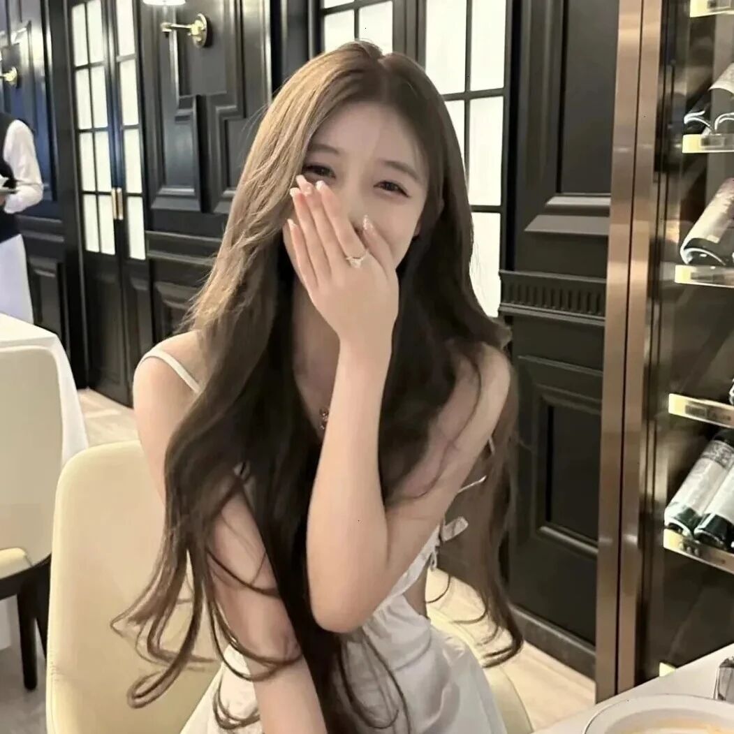 捂嘴爱笑甜美女生头像