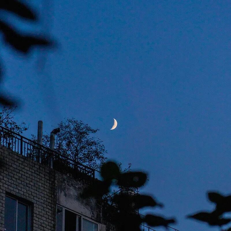 意境蓝色月亮朋友圈背景图
