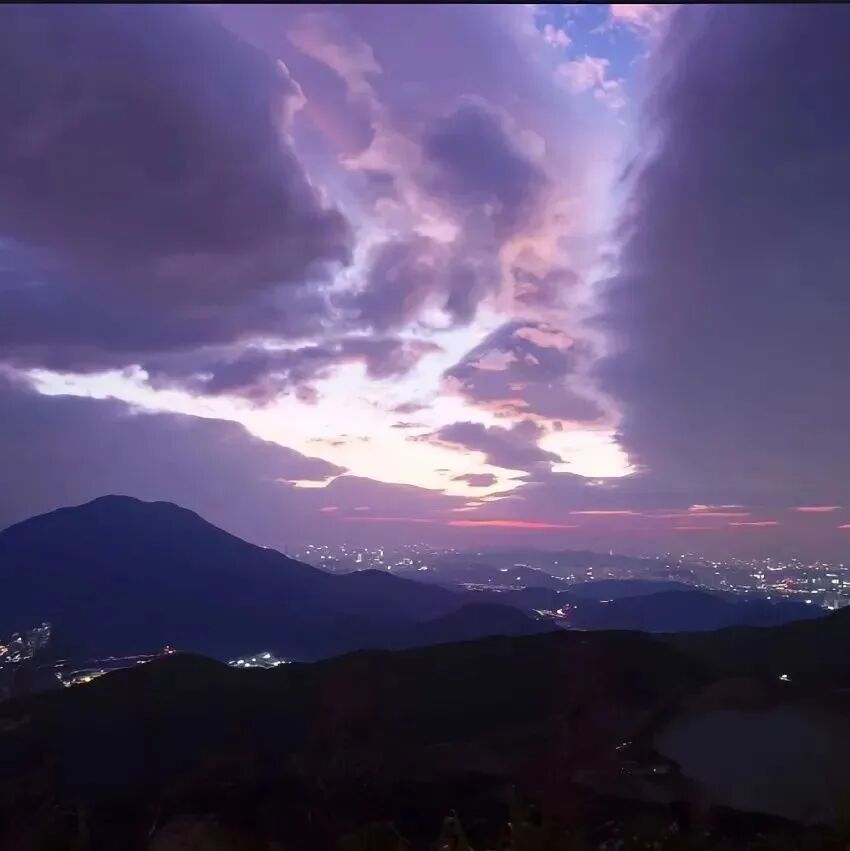 意境紫色天空朋友圈背景图