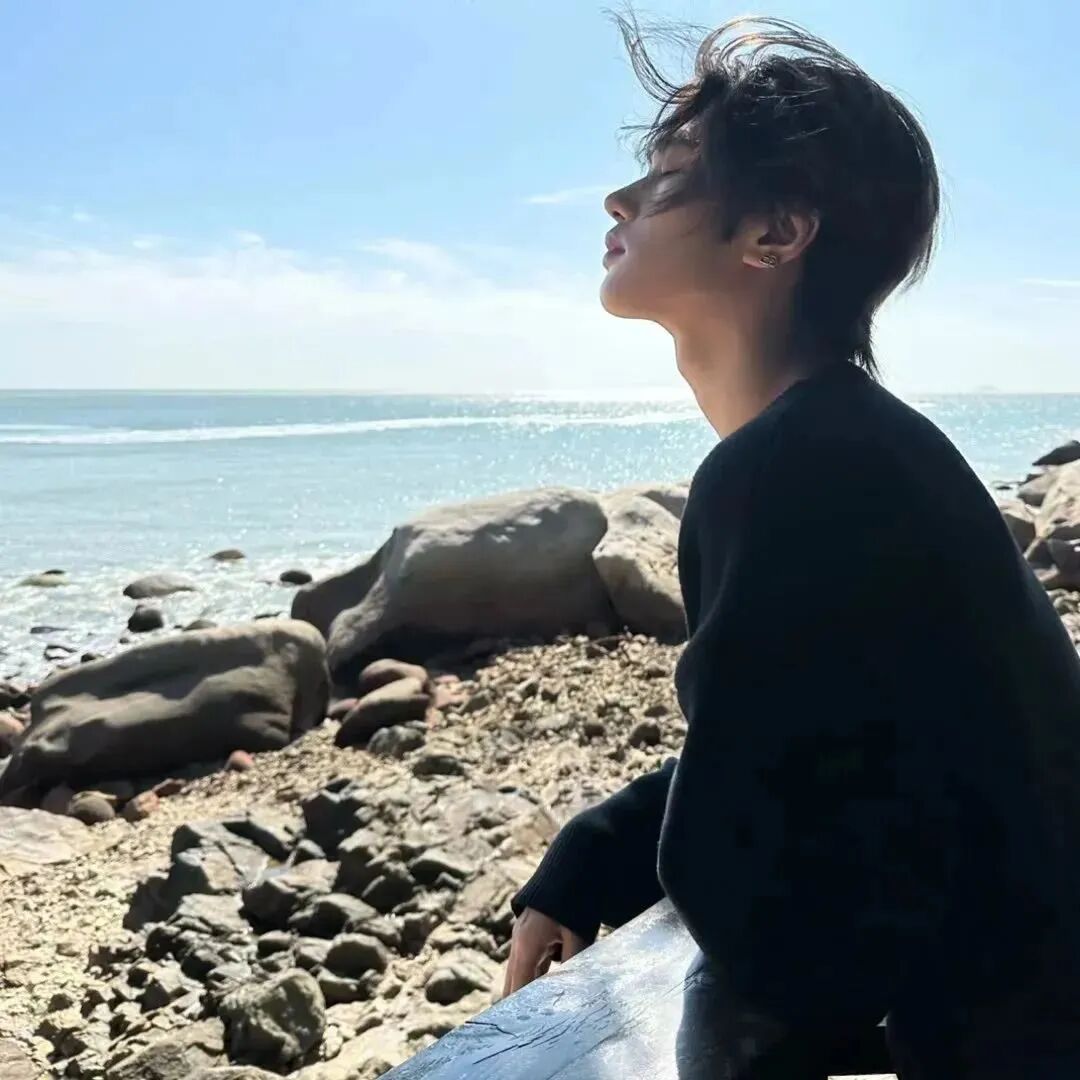 痞帅海边侧脸男生头像