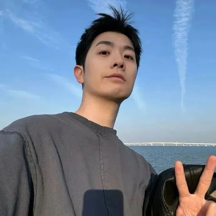 剪刀手成熟男生头像