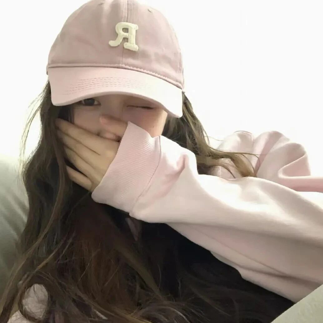 休闲帽捂嘴甜妹女生头像