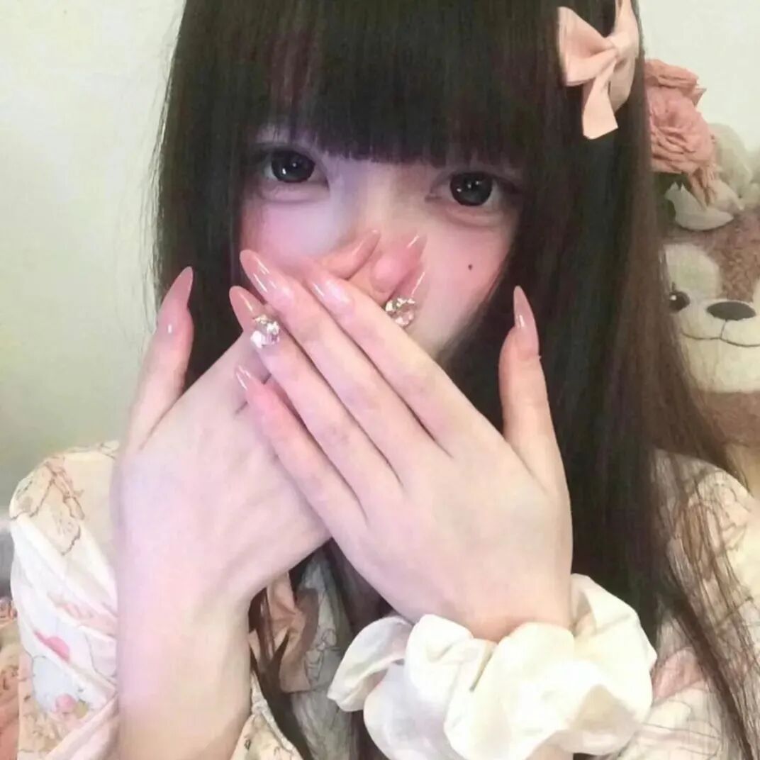 捂嘴少萝女生头像