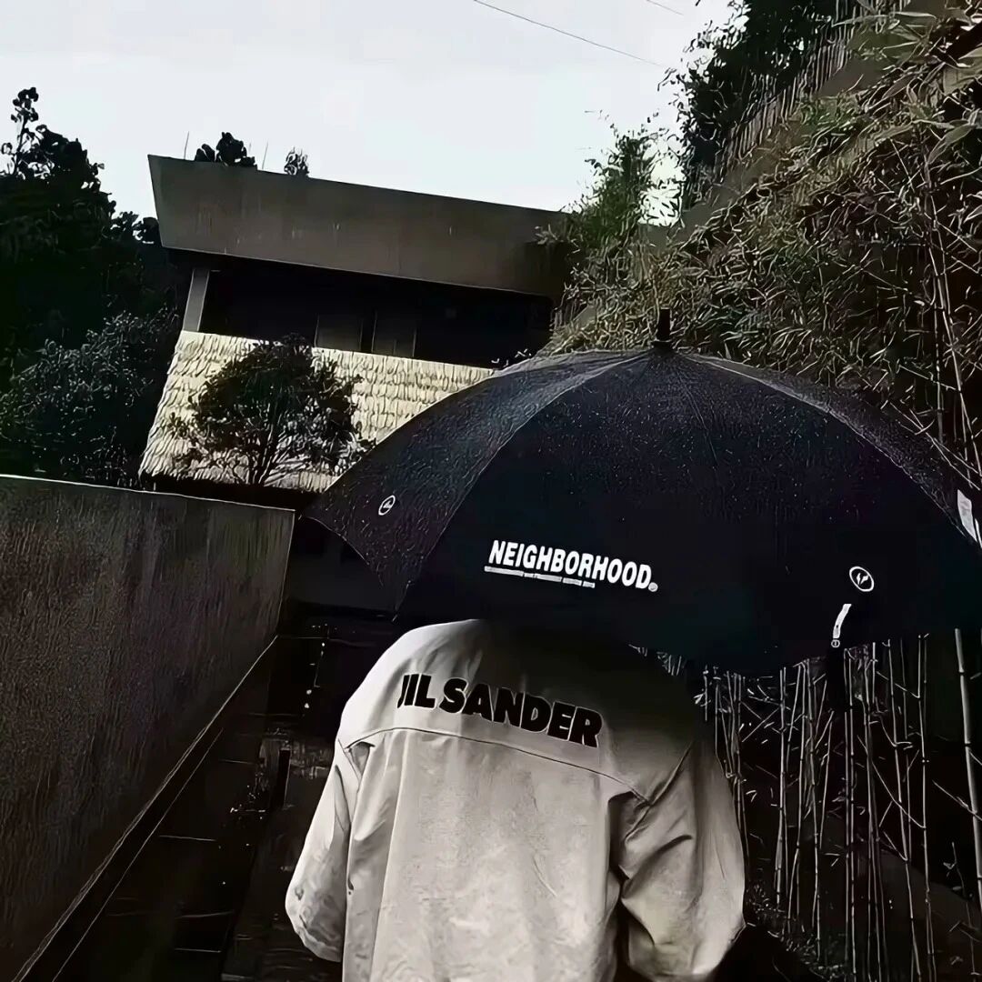 撑伞孤独感背影不露脸男生头像