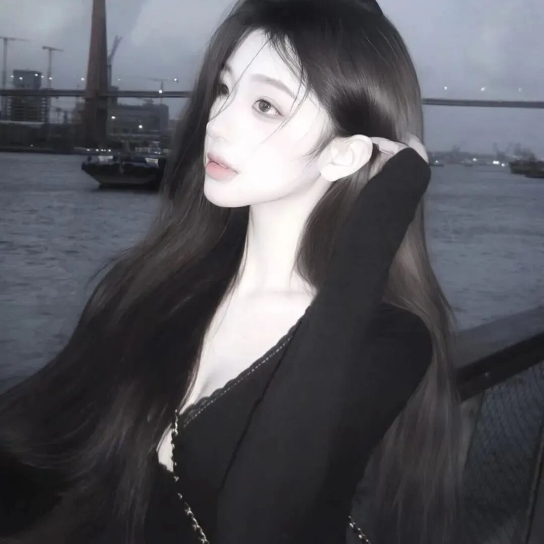 海边御姐侧脸女生头像