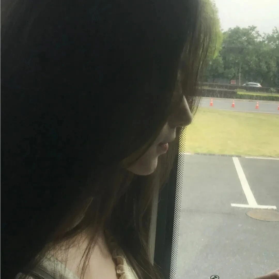 温柔侧脸女生头像