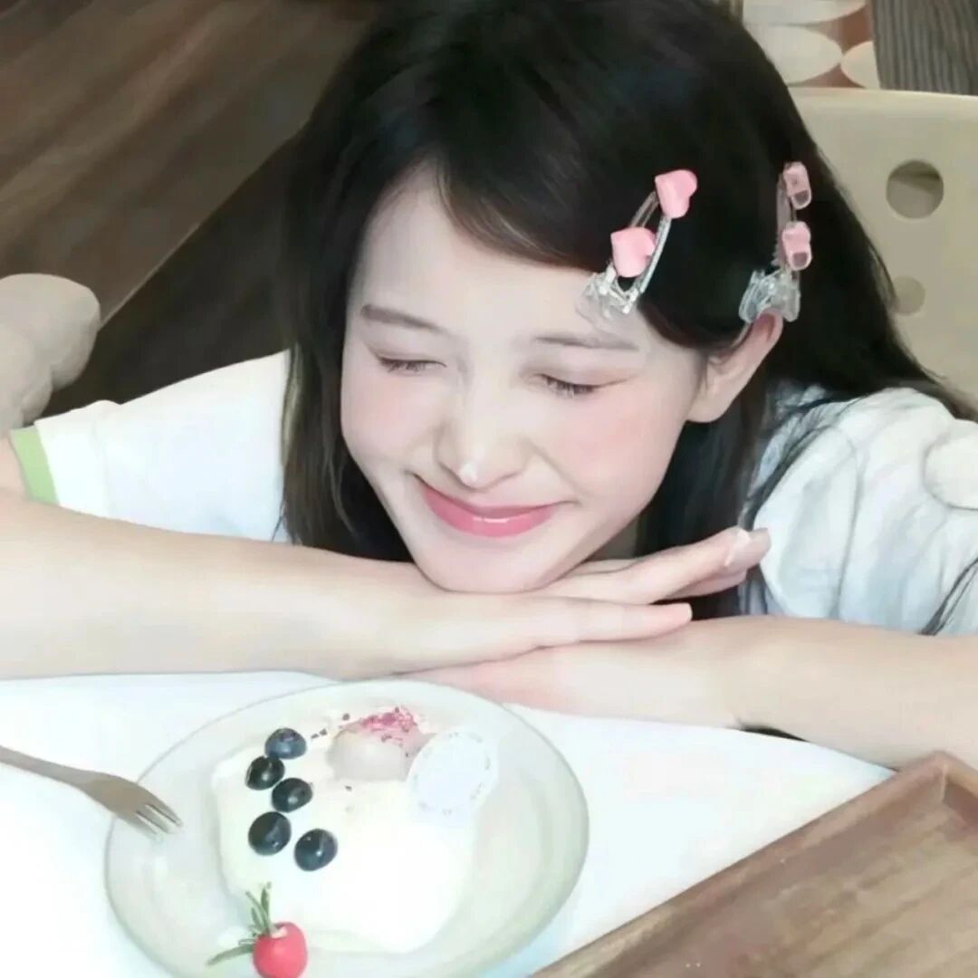 趴着甜妹女生头像