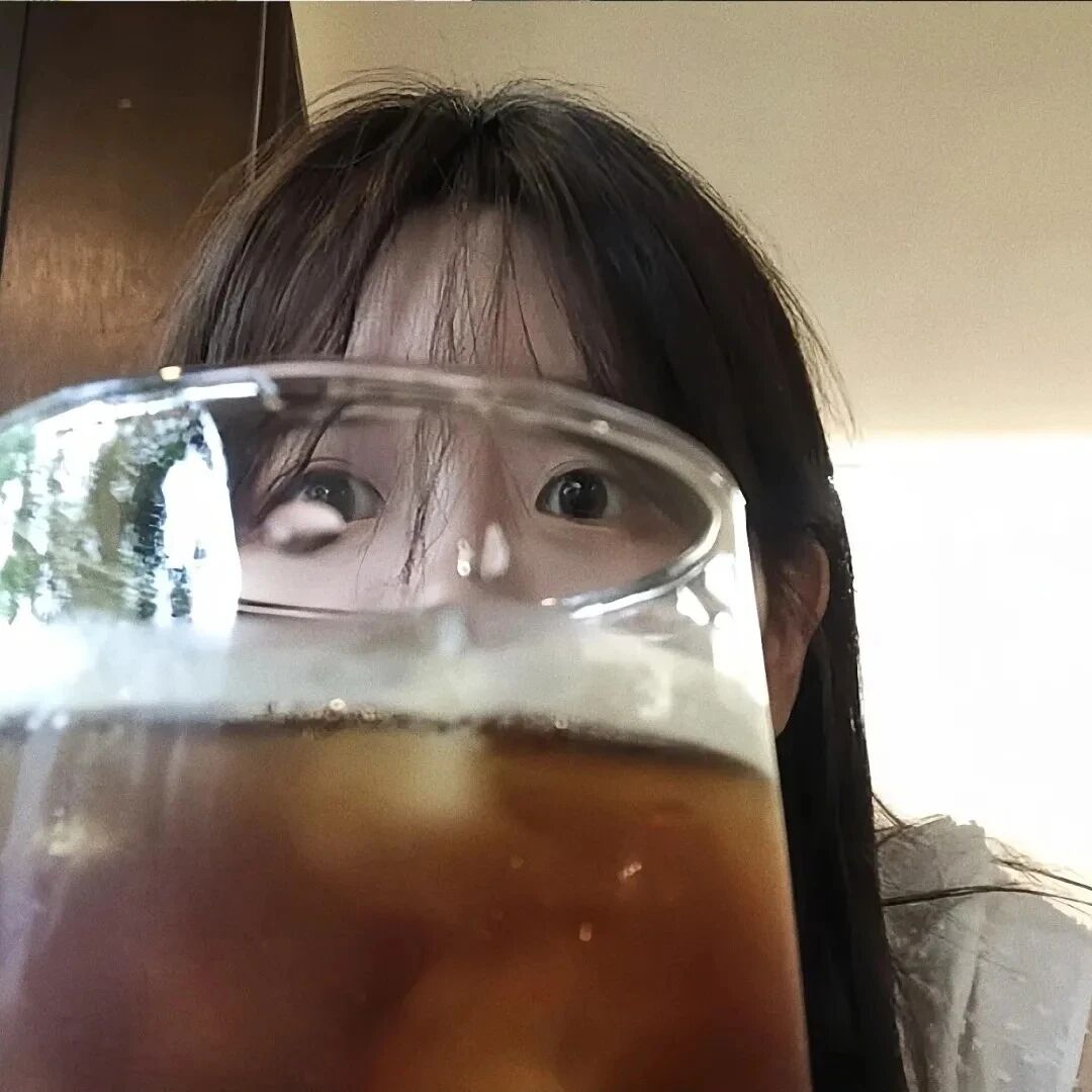 喝饮料甜妹女生头像