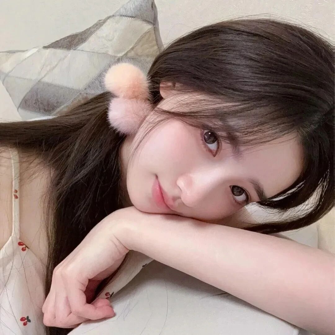 趴着甜妹女生头像