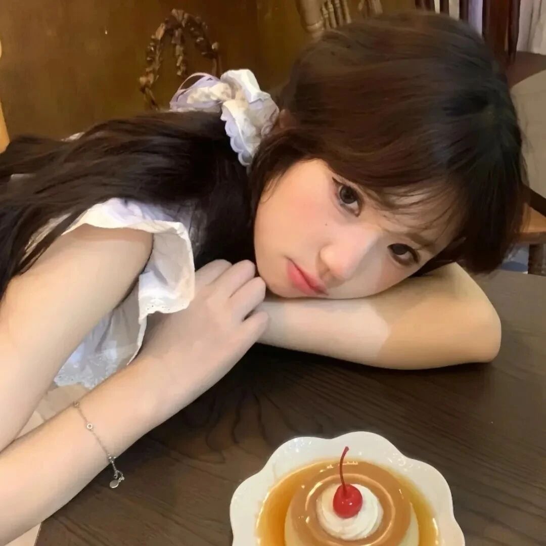 趴着甜品甜妹女生头像