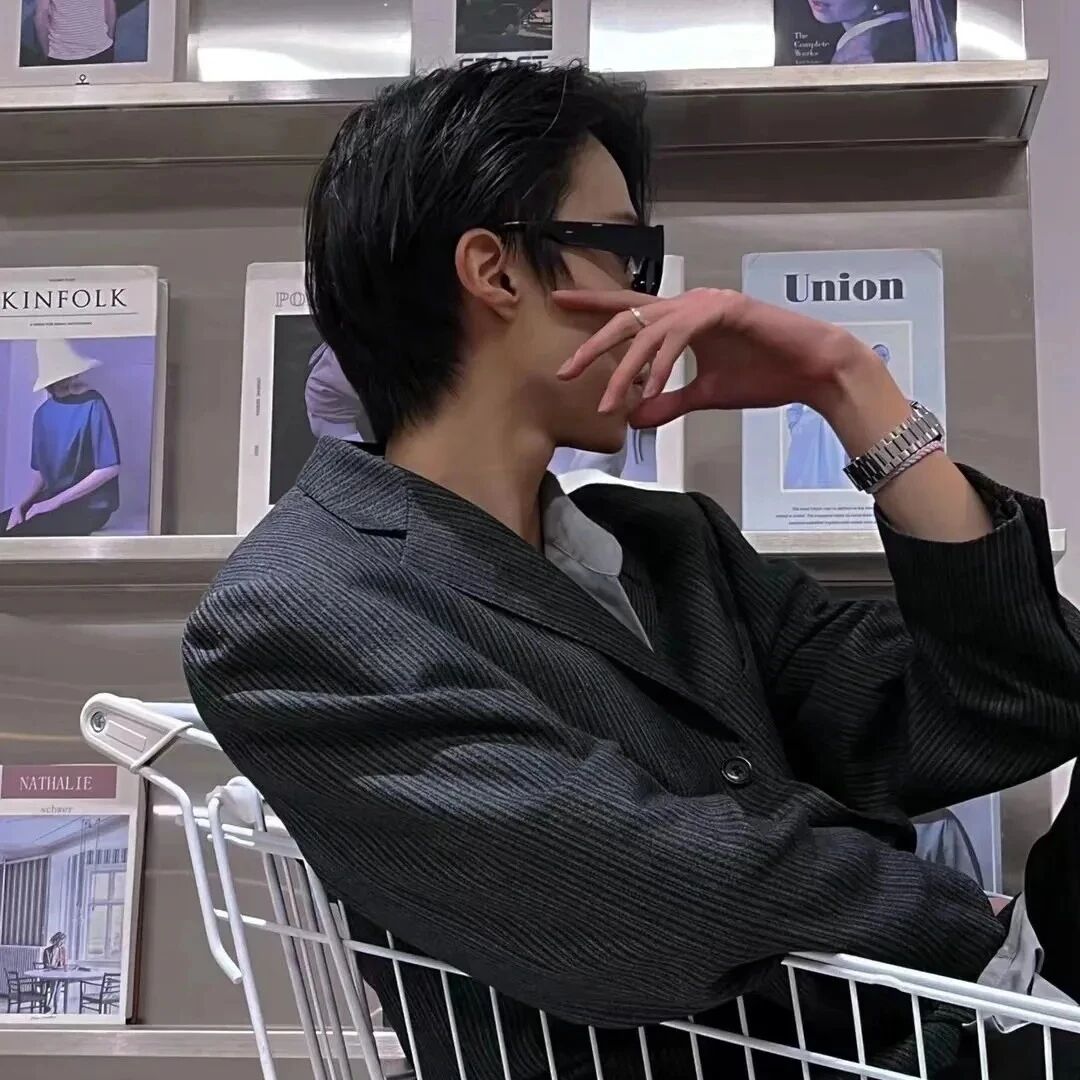 超市墨镜痞帅侧脸男生头像