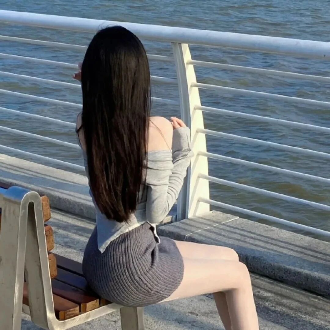 海边温柔背影不露脸女生头像