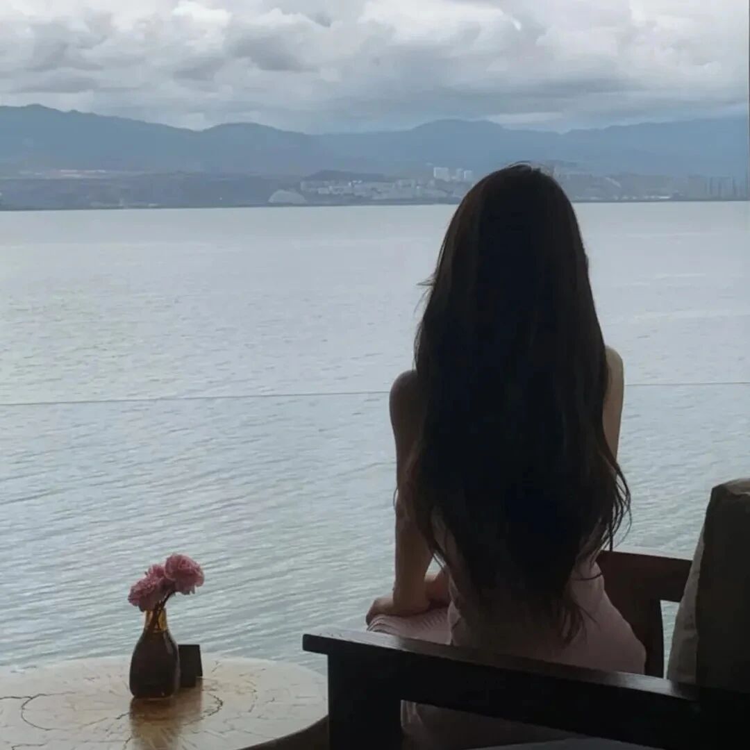 海边温柔背影不露脸女生头像