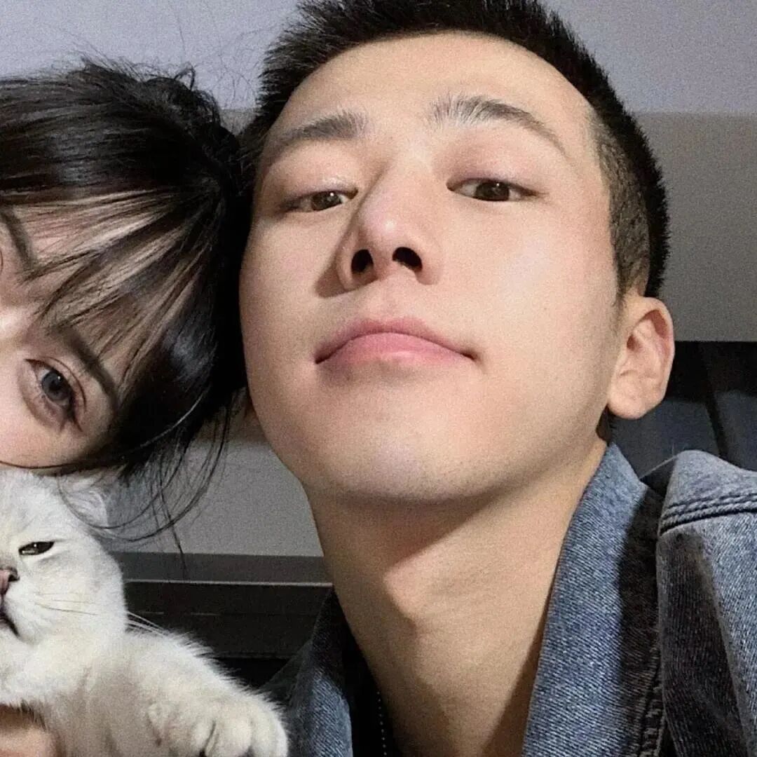 bzmmqinglvtouqaz抱着猫咪真人情侣头像
