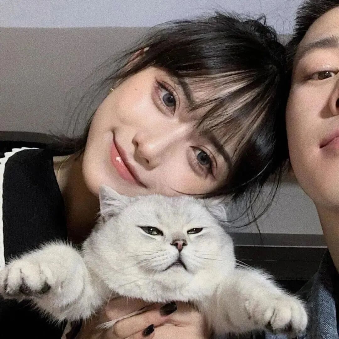 bzmmqinglvtouqaz抱着猫咪真人情侣头像