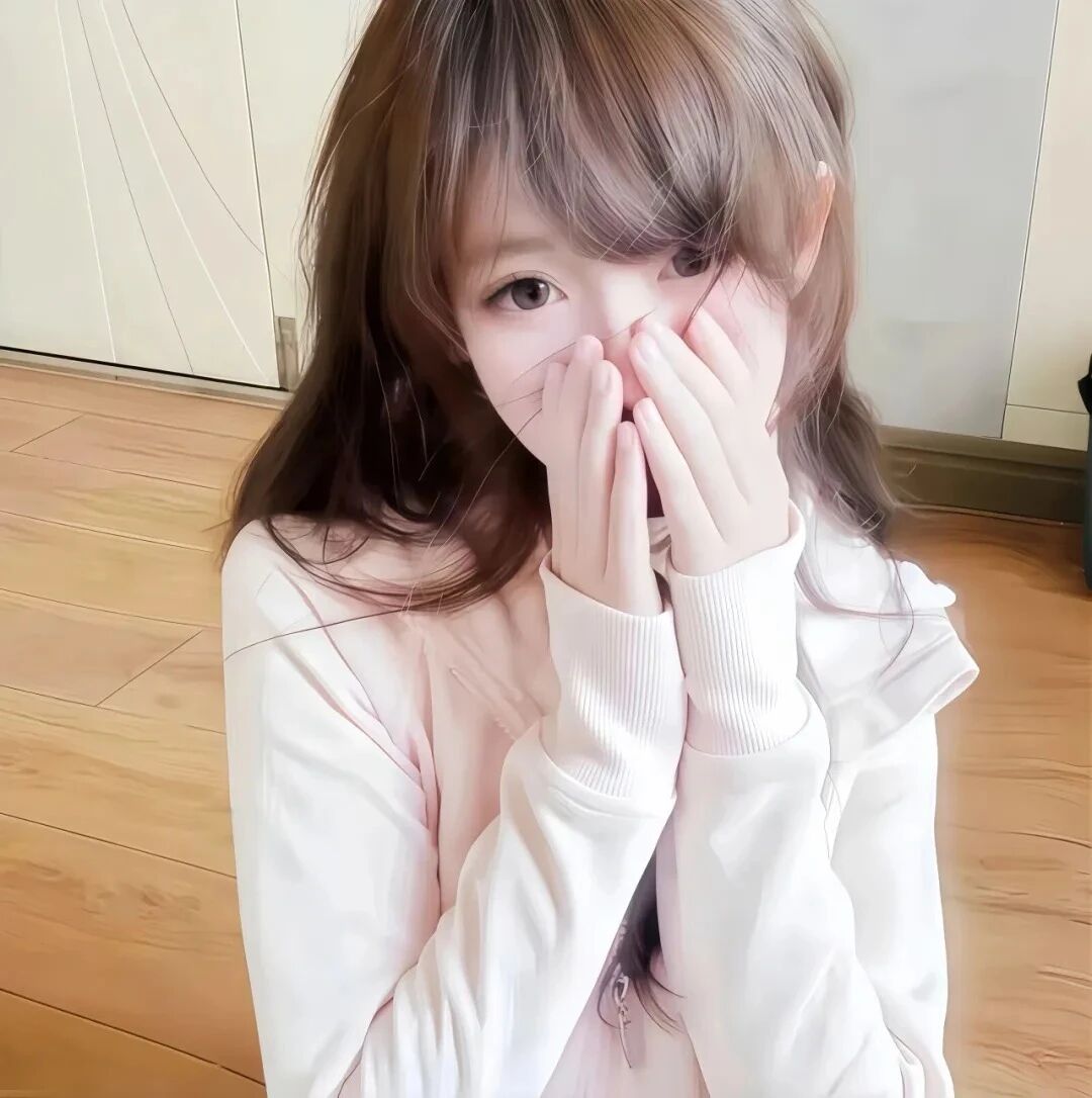 捂嘴纯欲女生头像