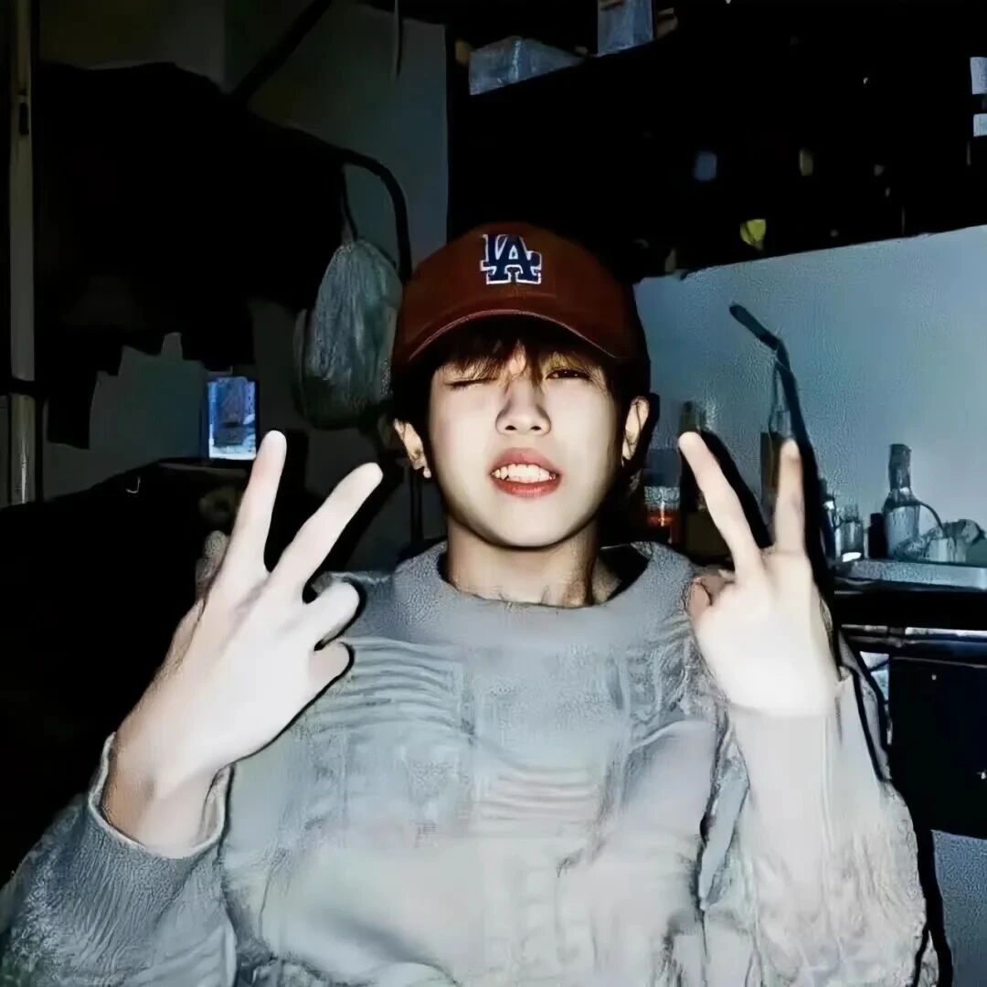 剪刀手小众男生头像