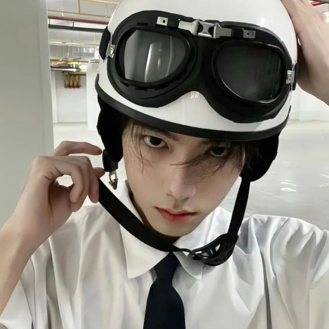 头盔小众男生头像
