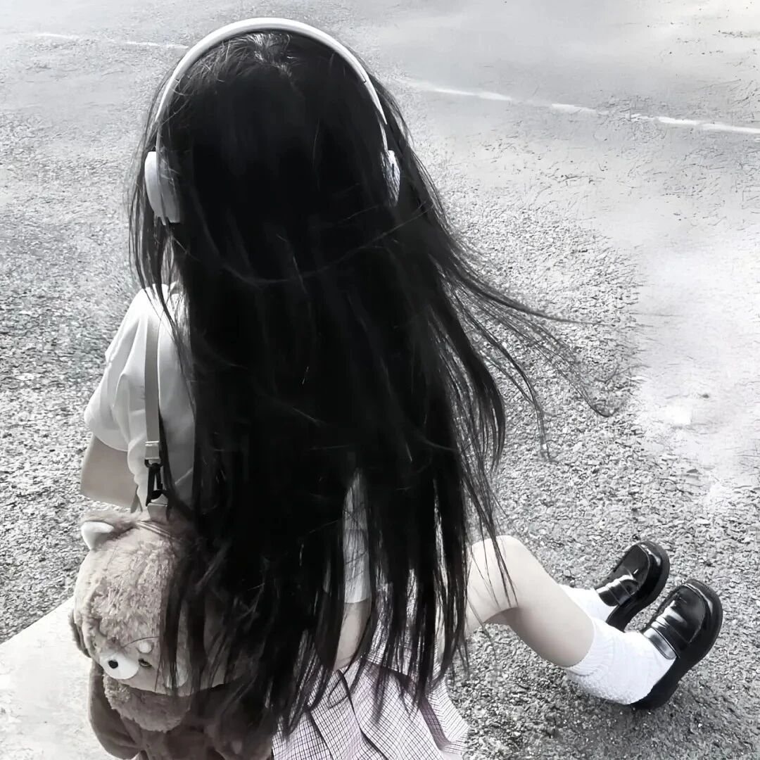 戴耳机少萝背影不露脸女生头像