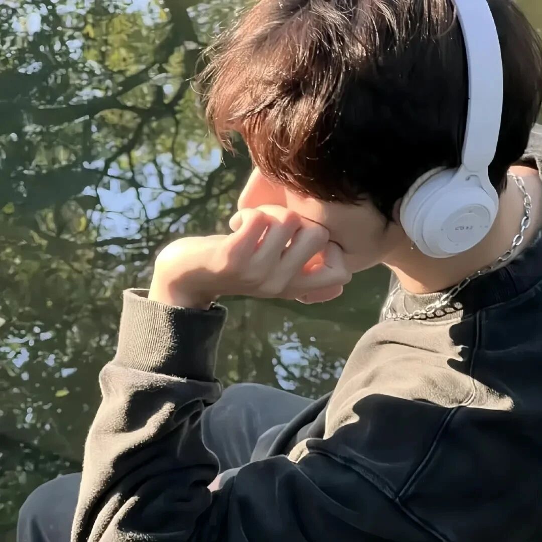 戴耳机小清新不露脸男生头像