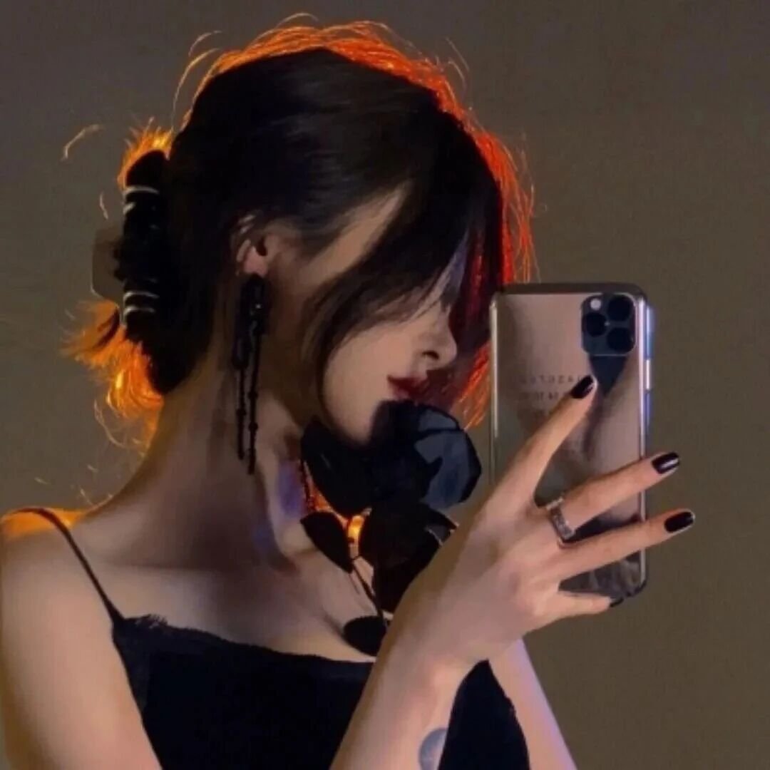 自拍手机个性侧脸女生头像