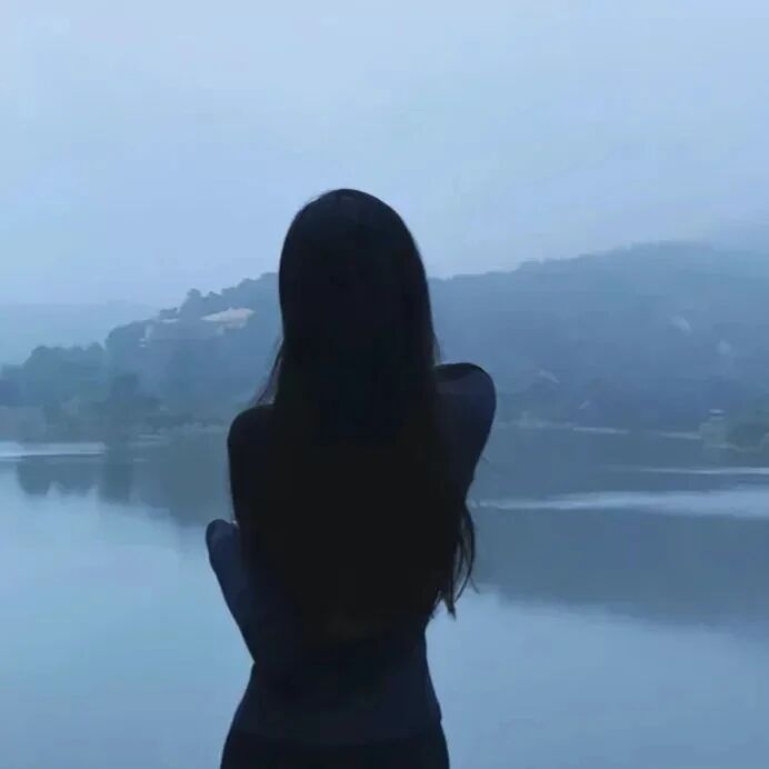 自由感背影不露脸女生头像