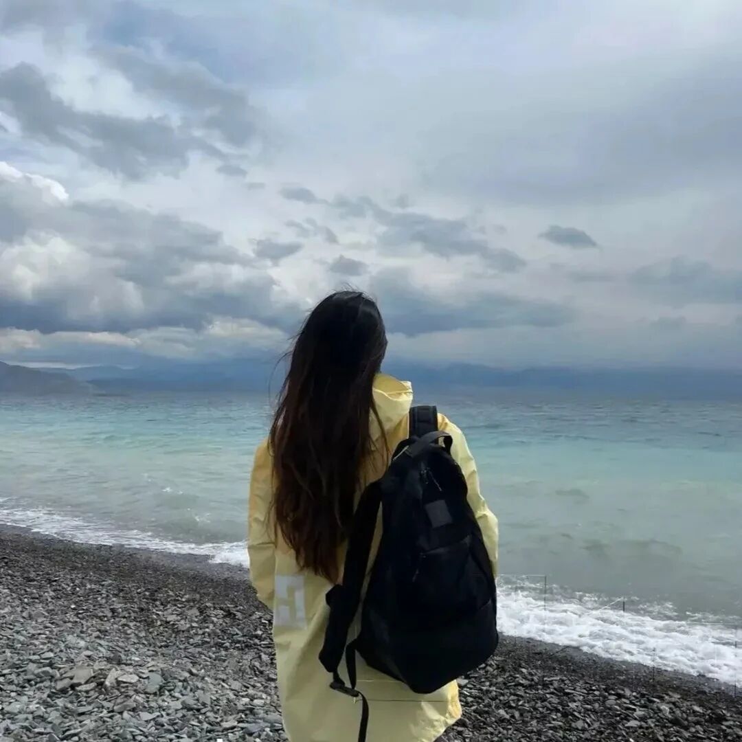 自由感海边背影不露脸女生头像