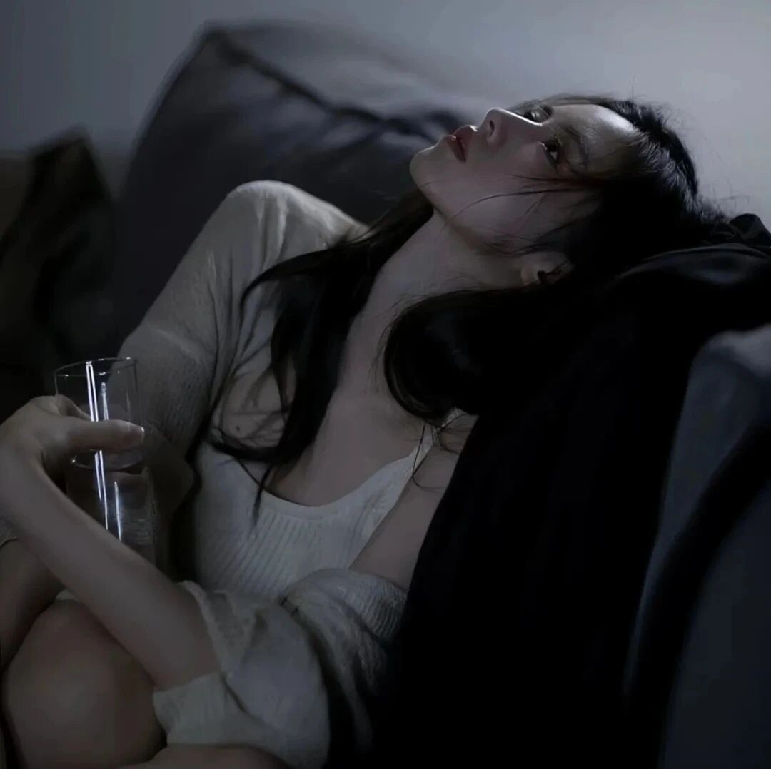 孤独感侧脸女生头像