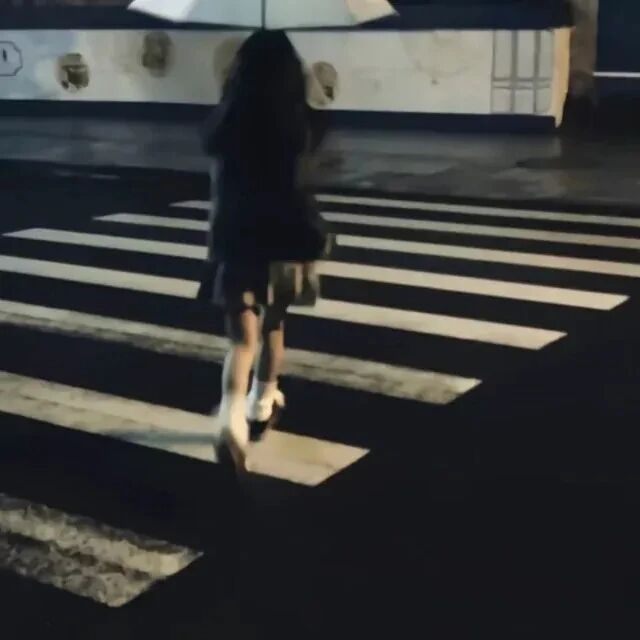 自由感背影不露脸女生头像