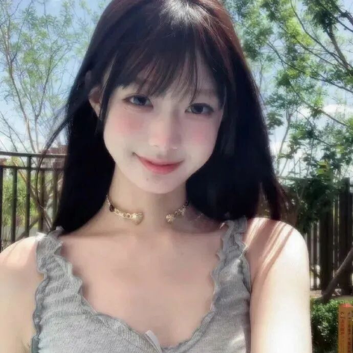 纯欲爱笑女生头像