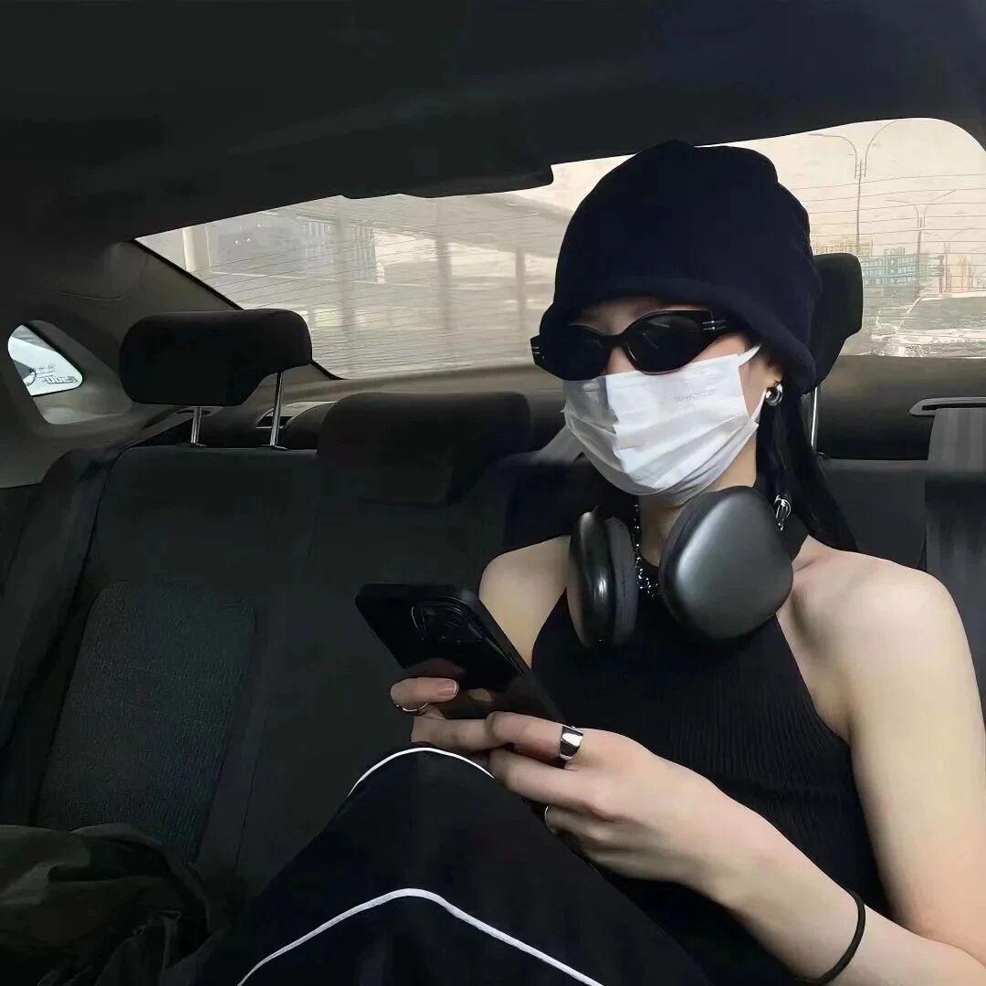很飒墨镜不露脸女生头像