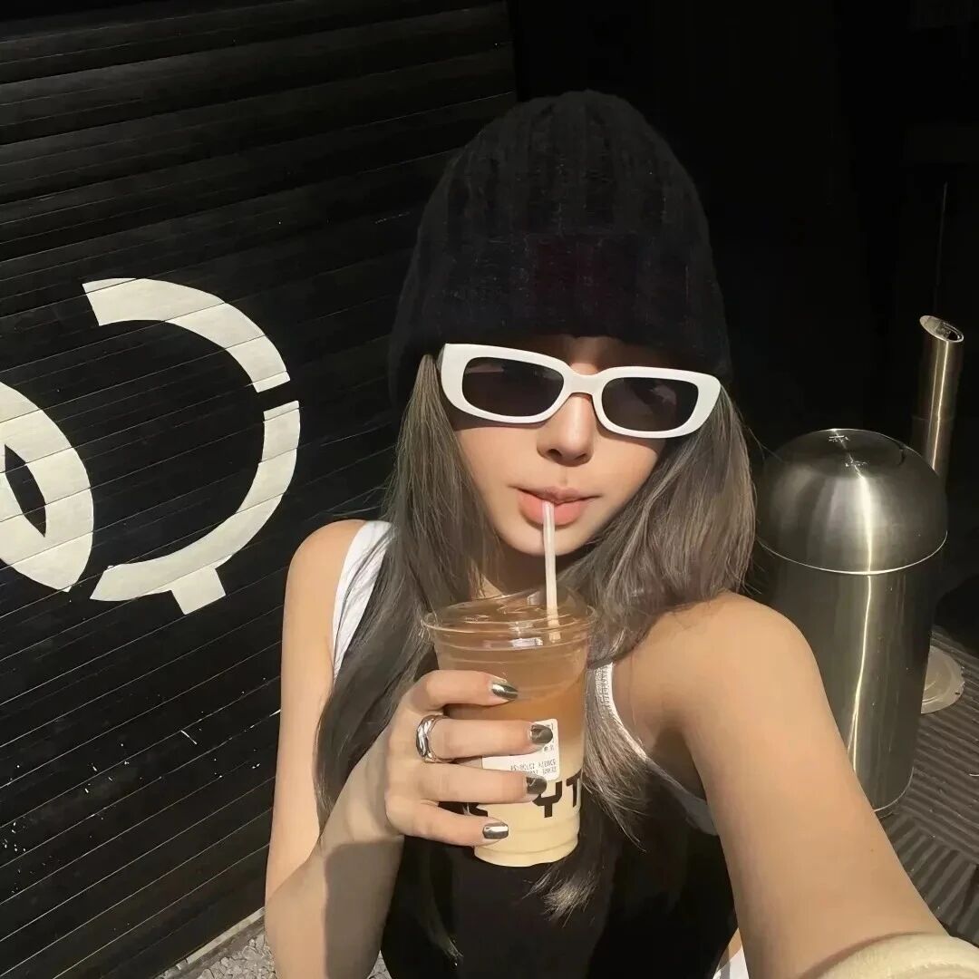很飒墨镜女生头像