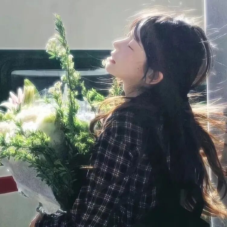 氛围感鲜花侧脸女生头像