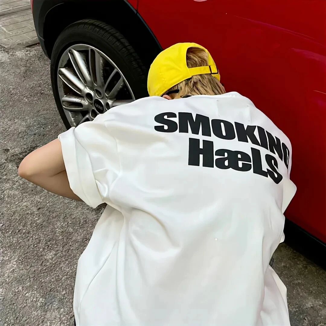 蹲下跑车背影不露脸男生头像