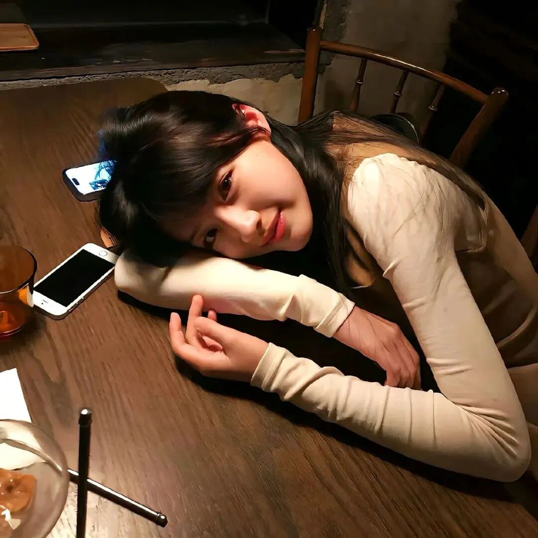 趴着甜妹女生头像