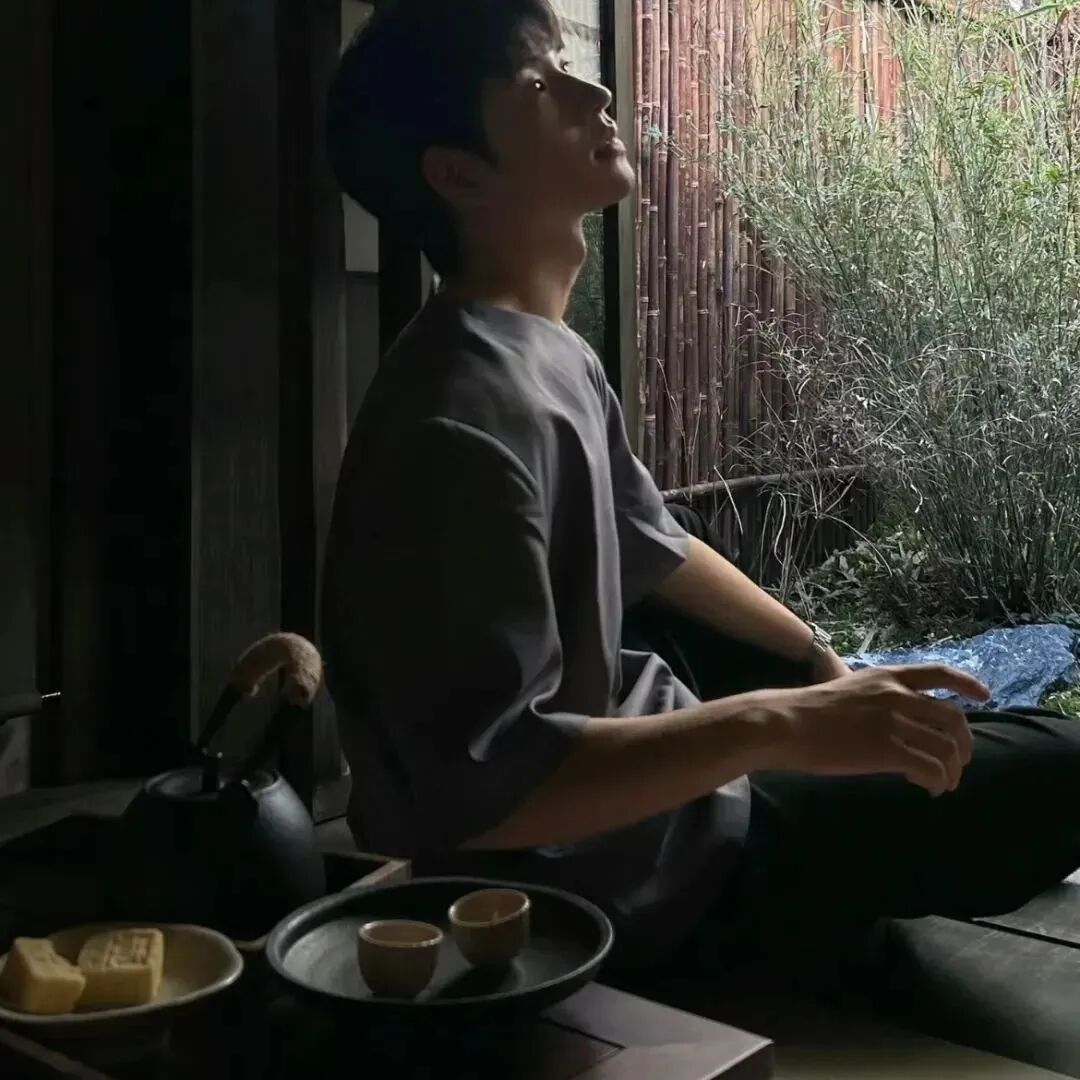 小众侧脸男生头像