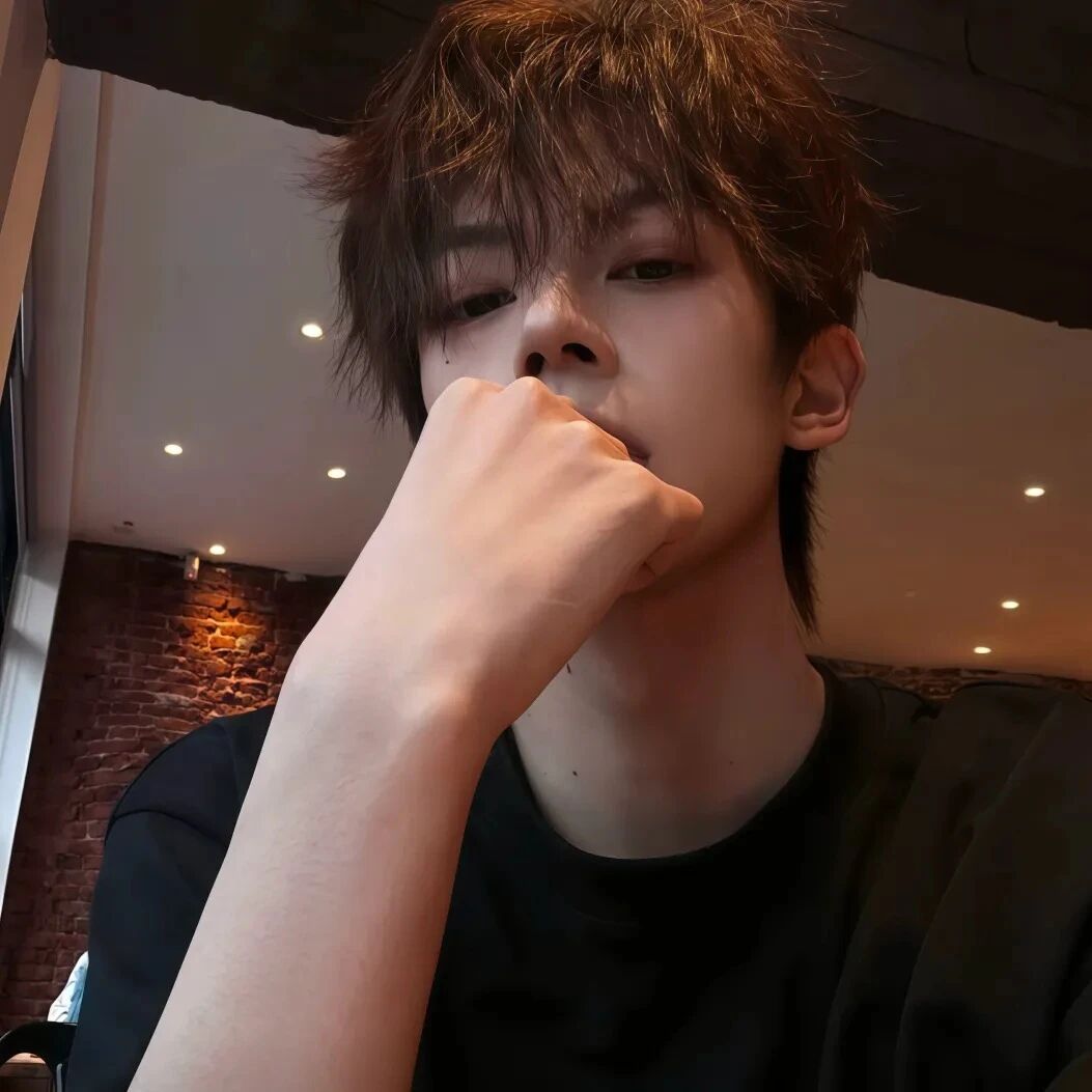 捂嘴痞帅男生头像