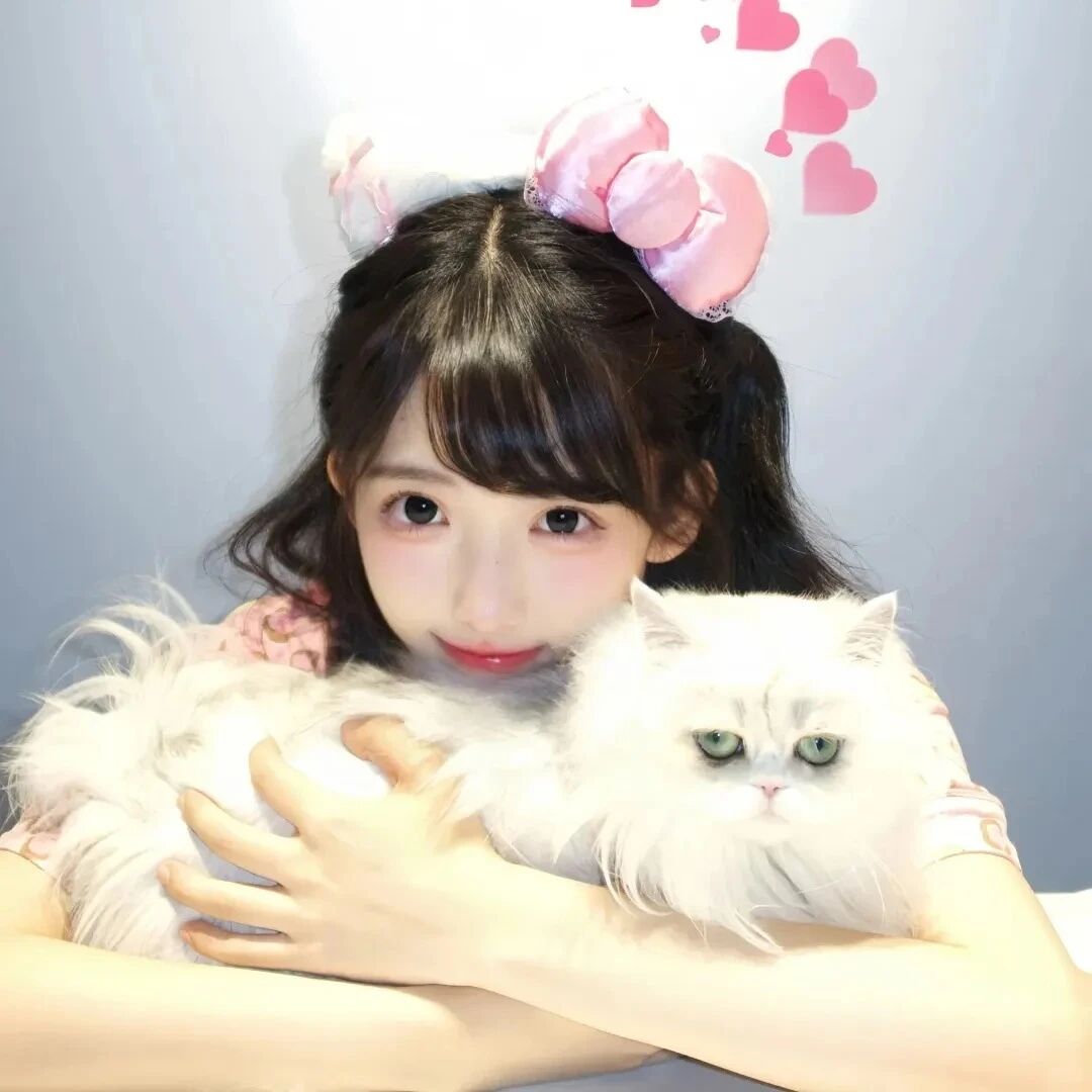 抱着猫咪甜妹女生头像