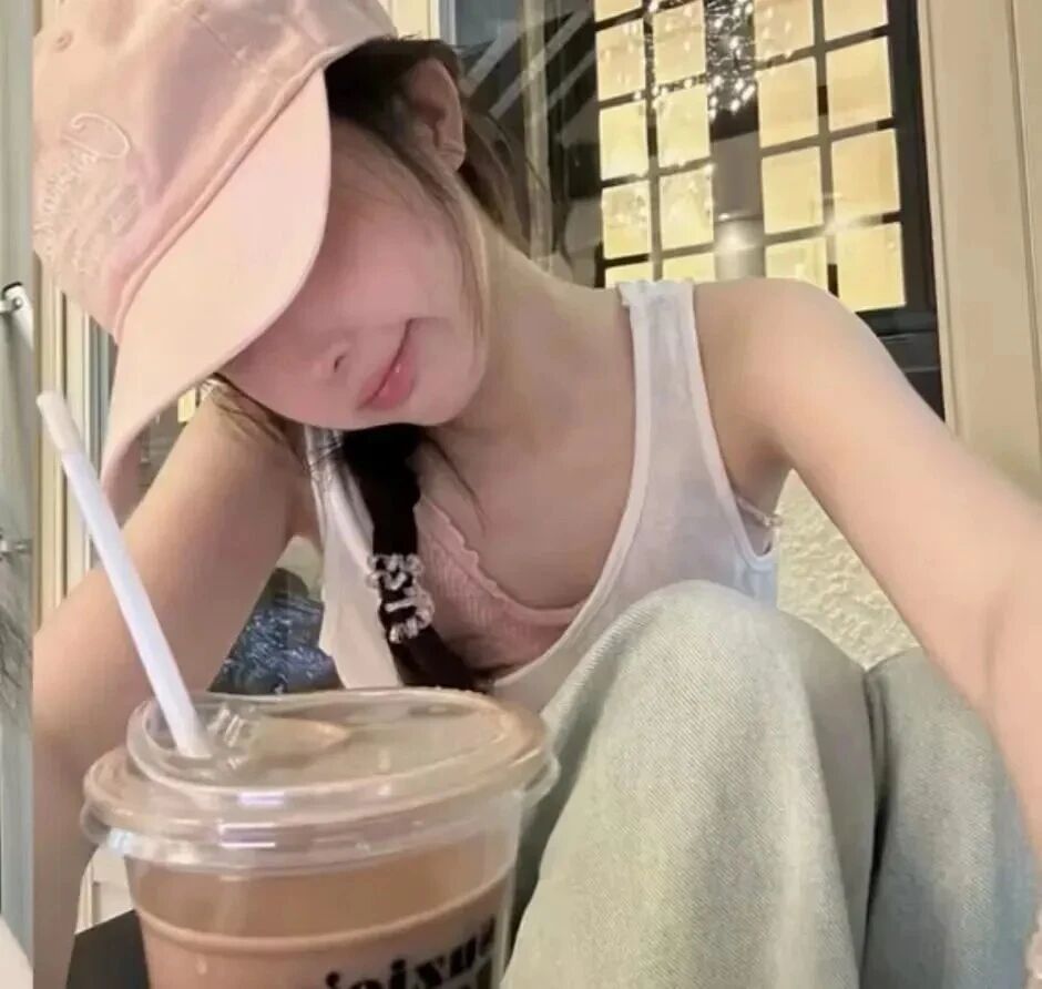 喝咖啡小众女生头像