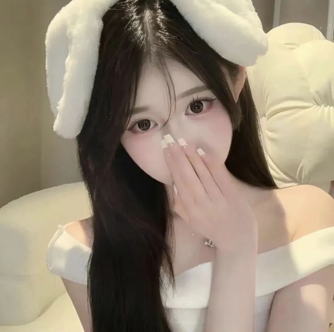 捂嘴纯欲女生头像