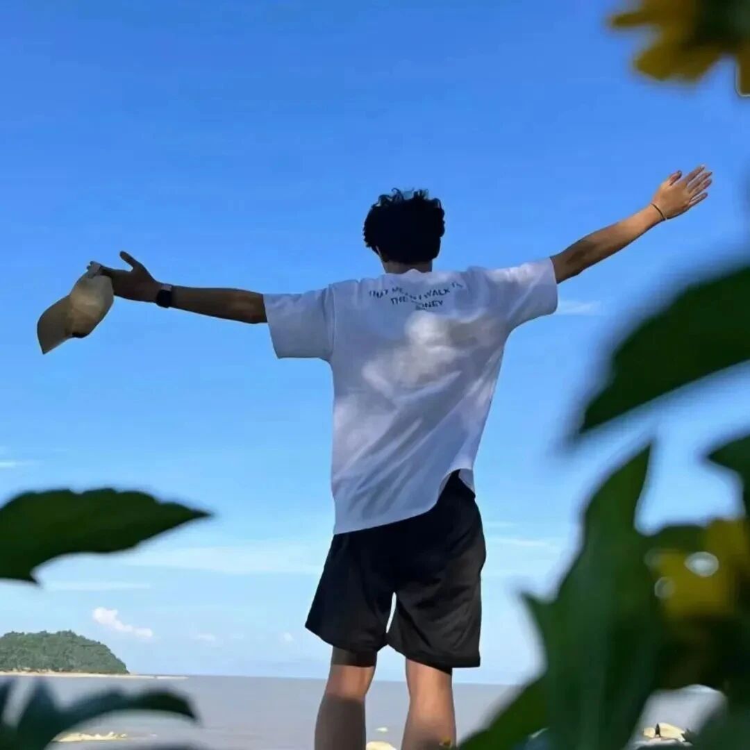 自由感背影不露脸男生头像