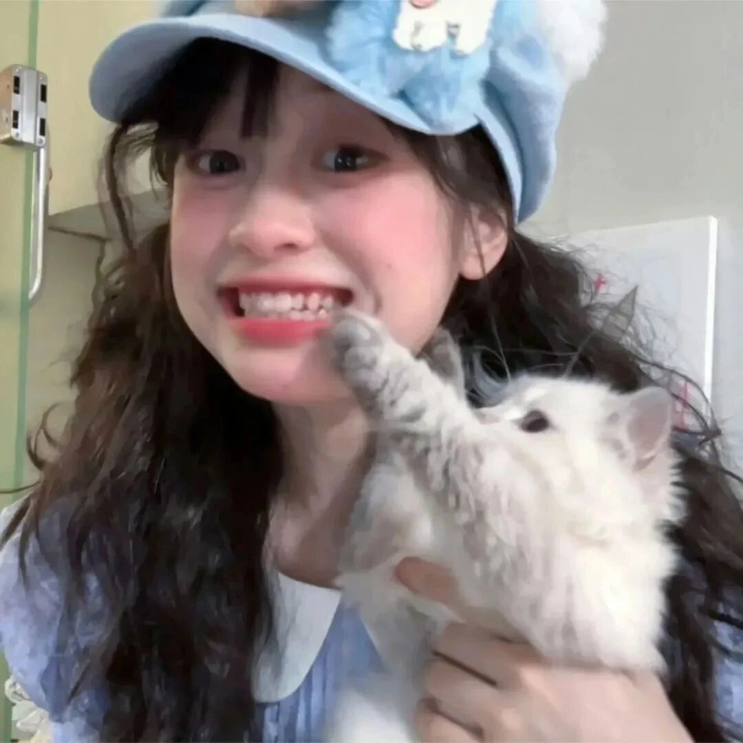 抱着猫咪甜妹女生头像