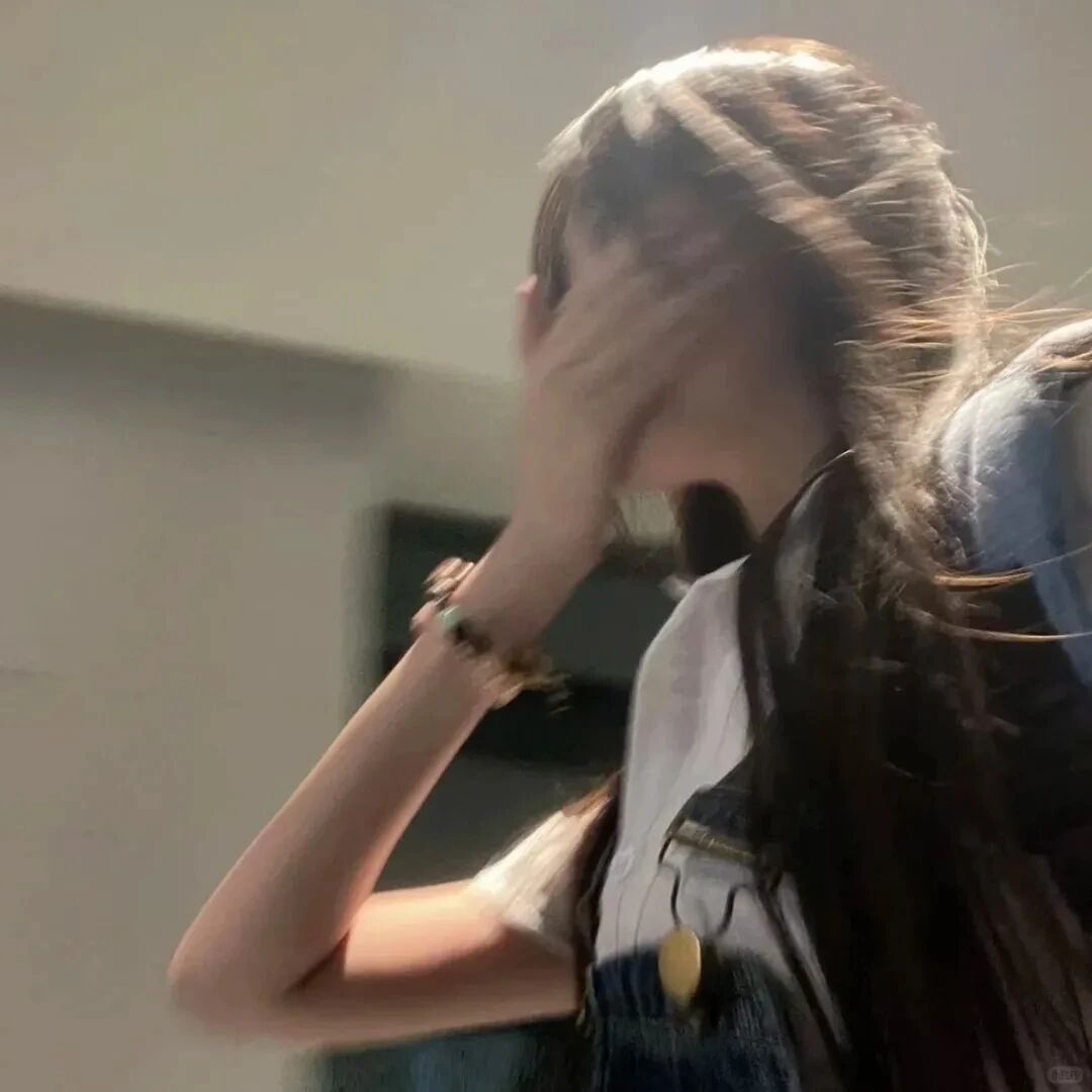 捂嘴甜妹不露脸女生头像