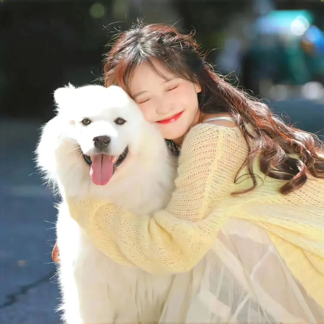 氛围感抱着狗狗甜妹女生头像