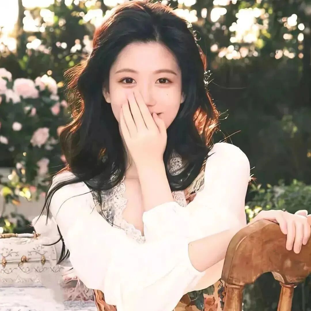捂嘴笑温柔爱笑女生头像