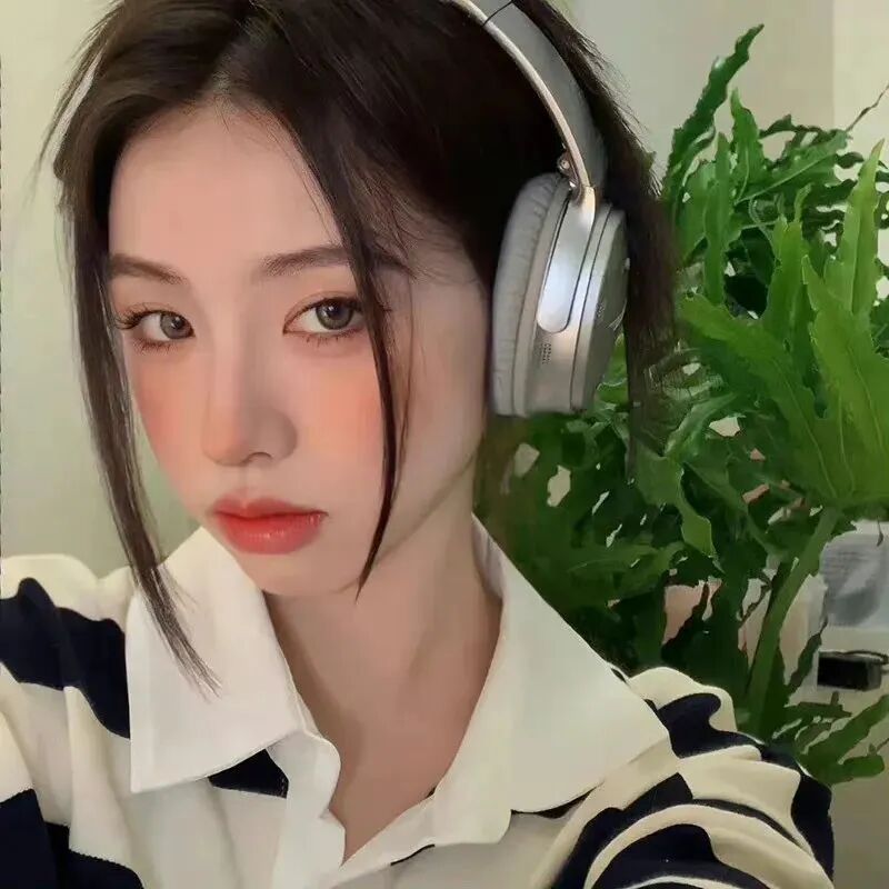 戴耳机温柔女生头像