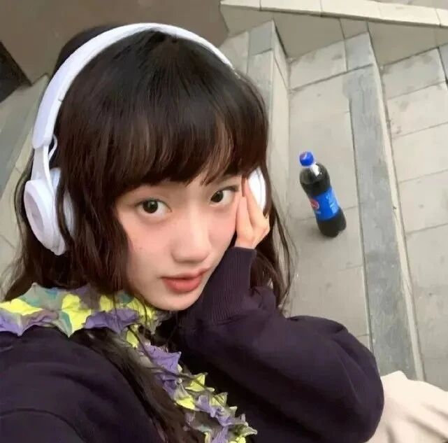 戴耳机小众女生头像