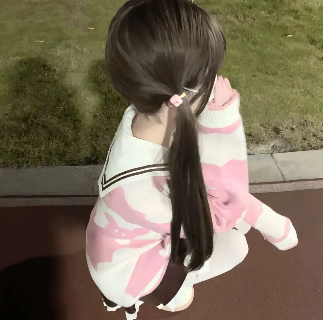 蹲着少萝不露脸女生头像